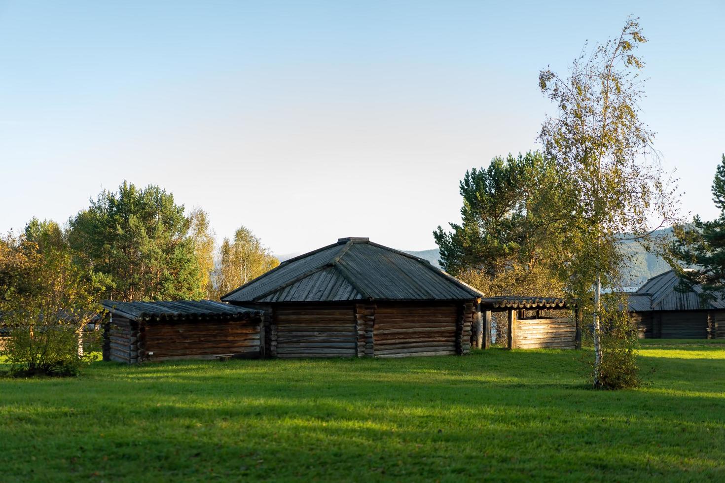 baite ed edifici in legno a taltsy, irkutsk foto