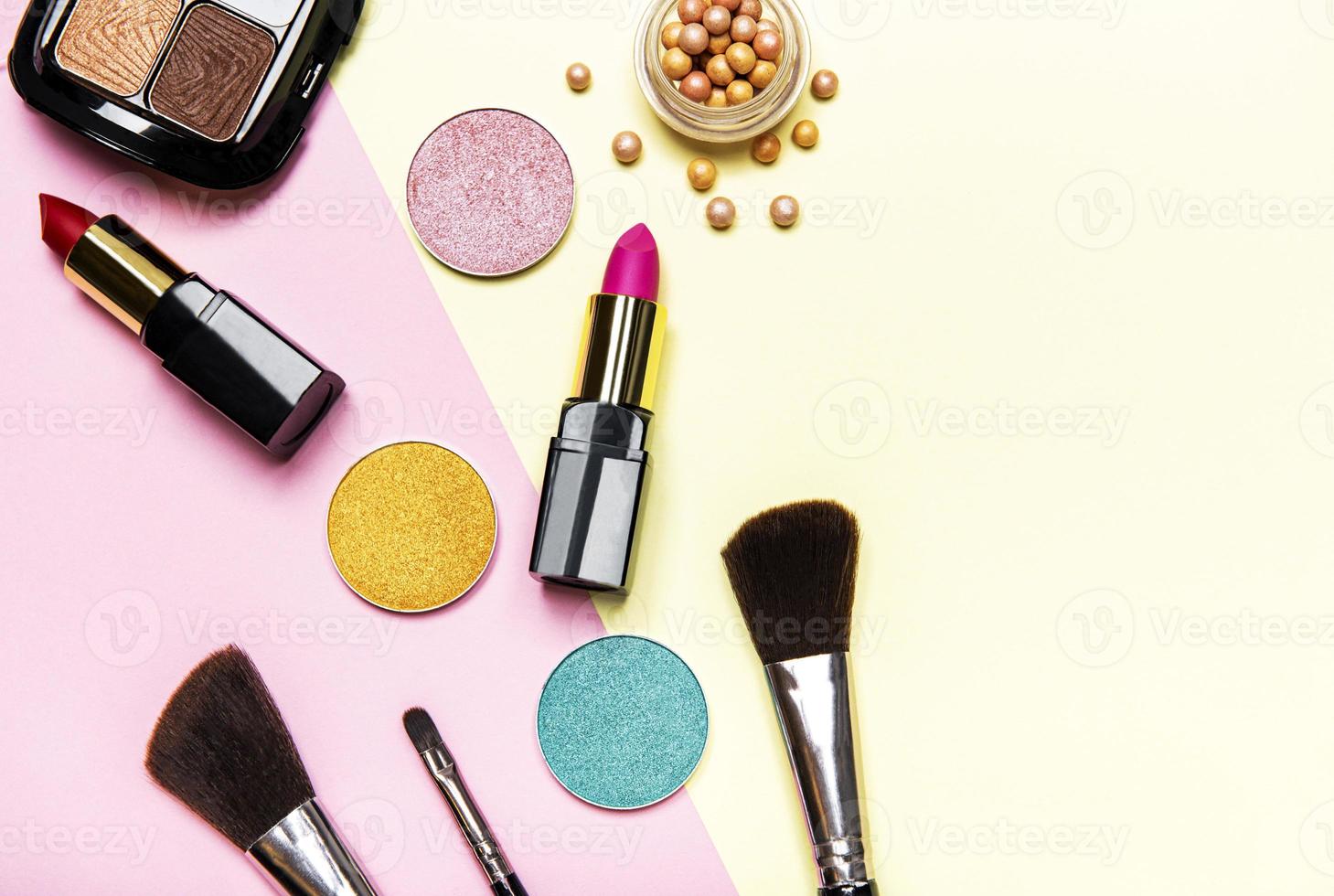 cosmetici su uno sfondo rosa e giallo foto
