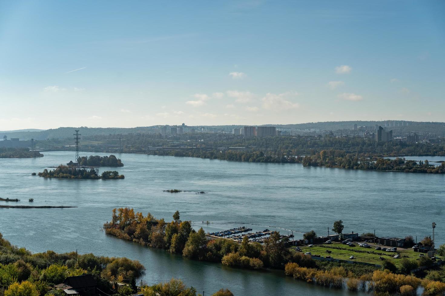 Vista aerea di un porto turistico nel fiume Angara a Irkutsk, Russia foto