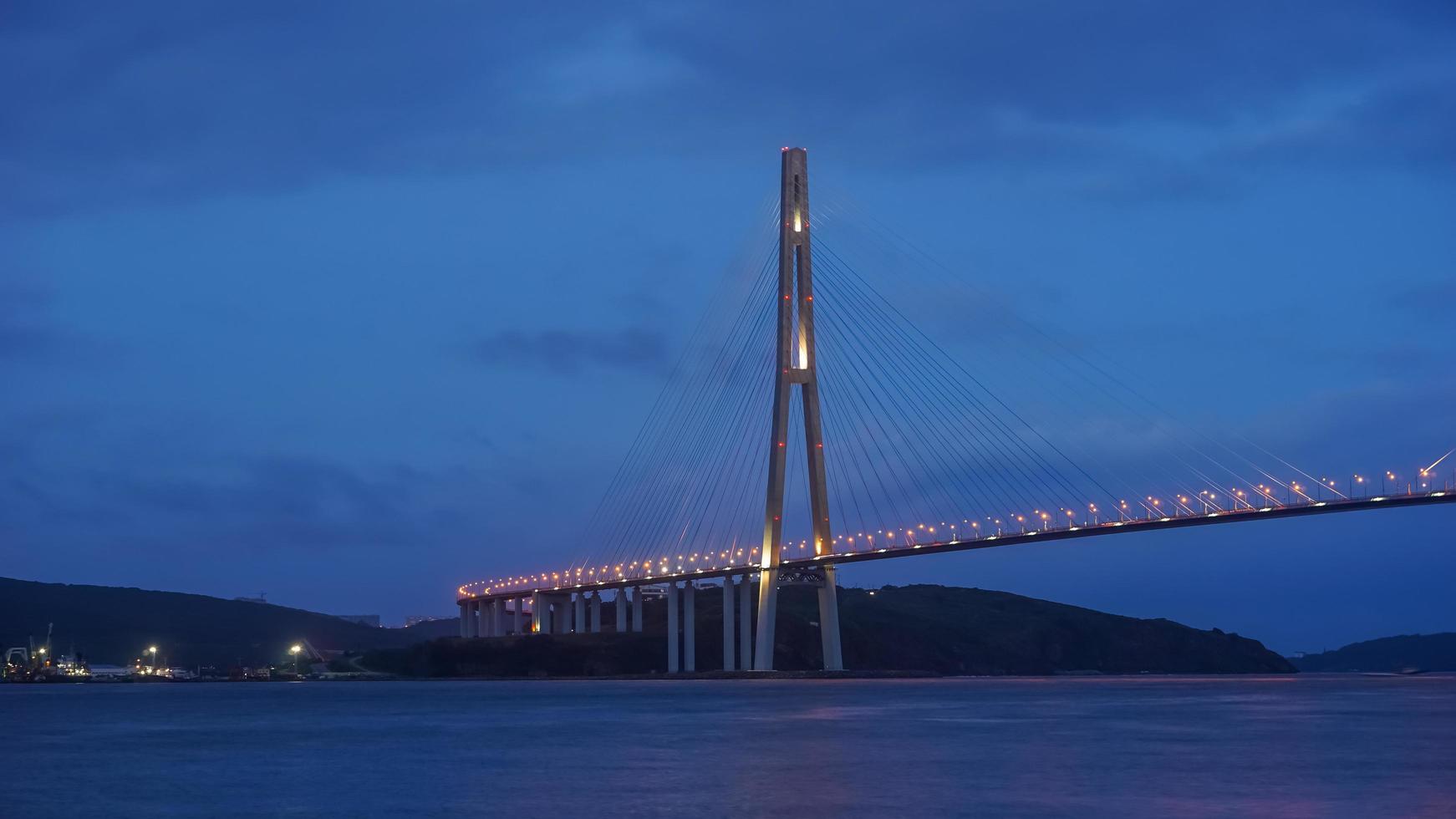 ponte russky di notte a vladivostok, russia foto