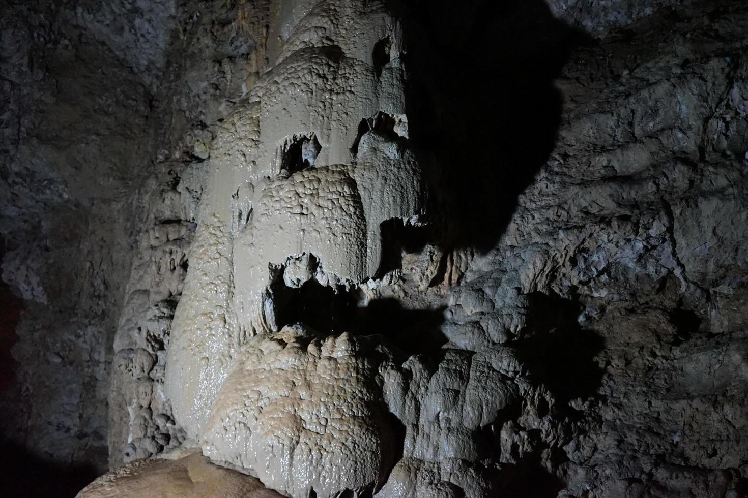 stalattiti e stalagmiti nel nuovo athos in una grotta in abkhazia foto