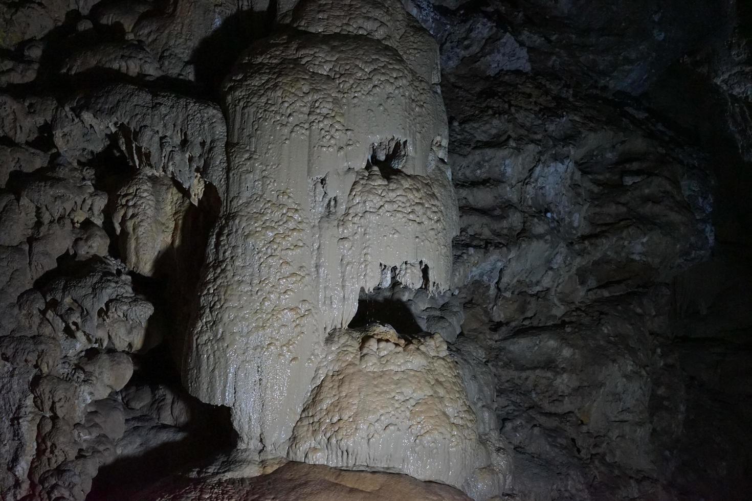 stalattiti e stalagmiti nel nuovo athos in una grotta in abkhazia foto