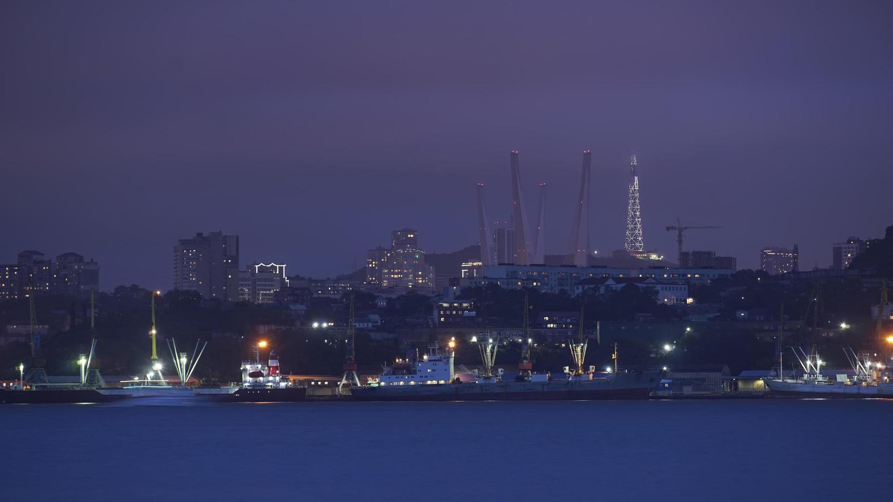 paesaggio marino con navi in un porto di notte a vladivostok, russia foto