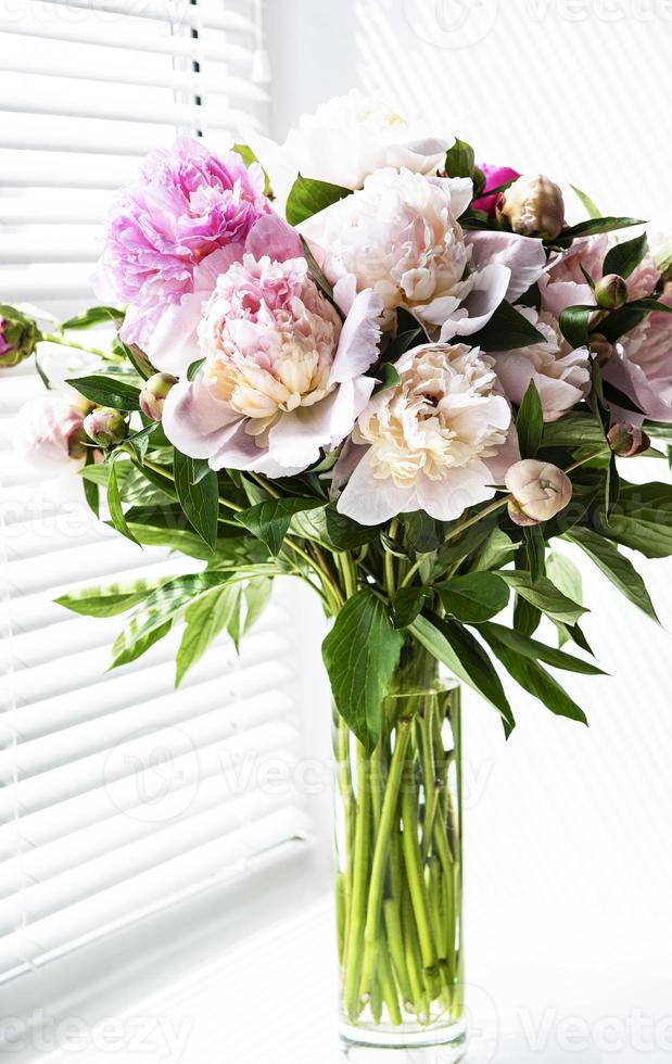 bellissimo bouquet di peonia in un vaso foto