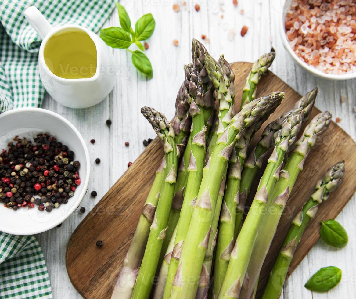 asparagi su una tavola con spezie foto