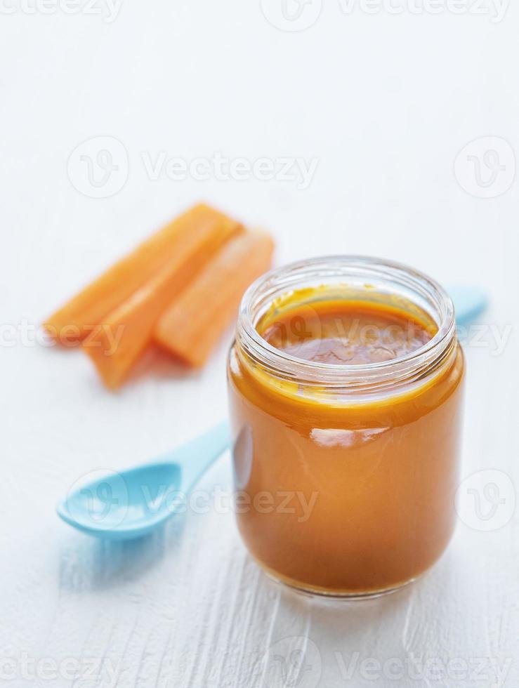 barattolo di purea di carote foto