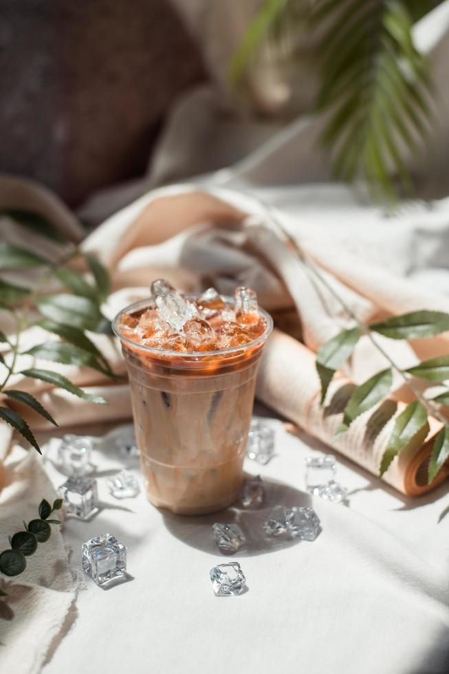 primo piano bicchiere di caffè freddo con latte sul tavolo foto