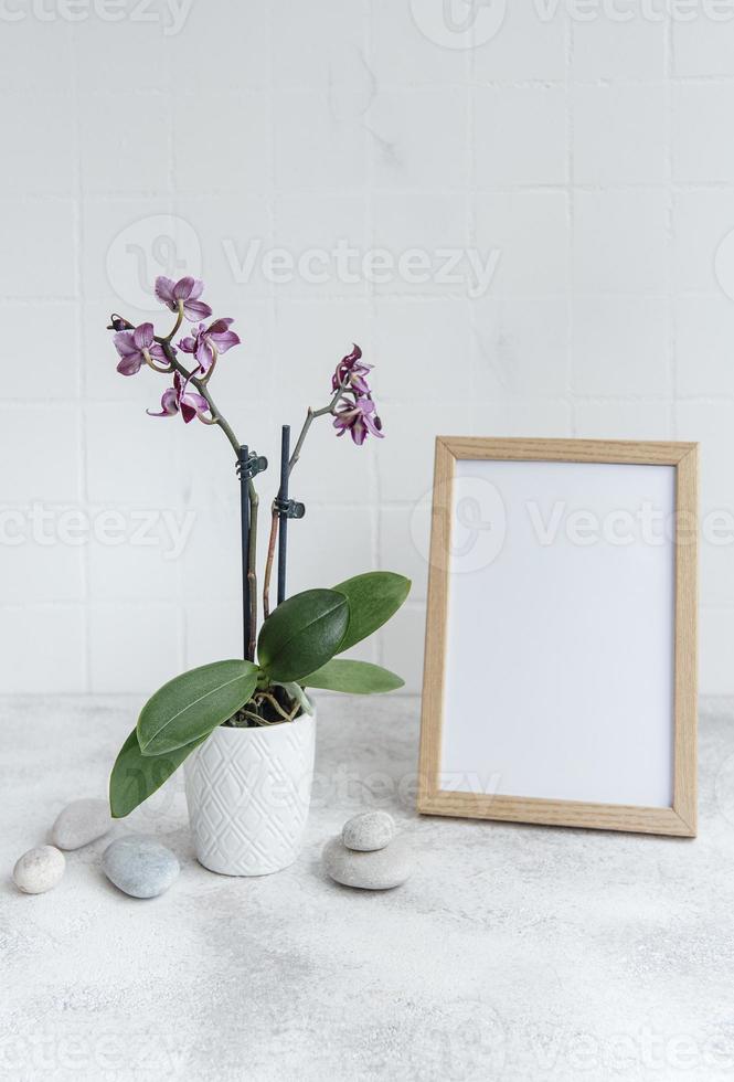 orchidee con un modello di cornice vuota foto