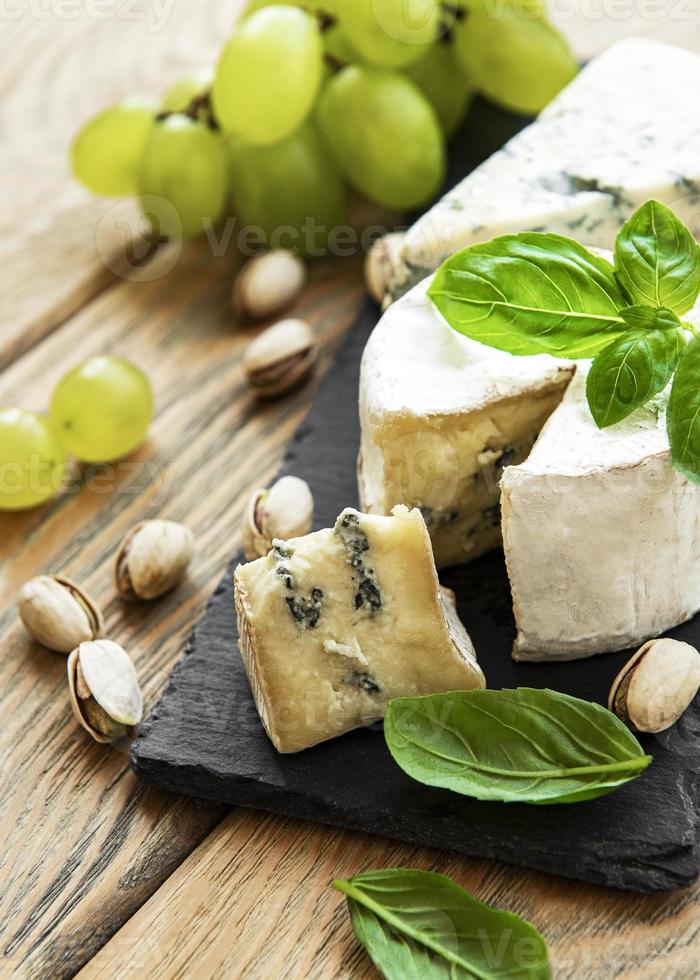 vari tipi di formaggio, uva e noci foto