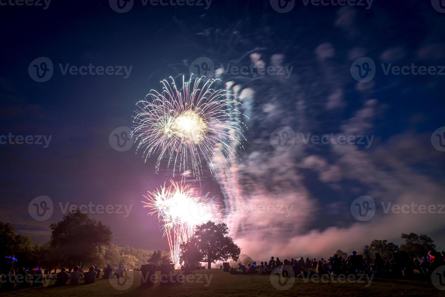 persone che guardano i fuochi d'artificio in onore del giorno dell'indipendenza foto