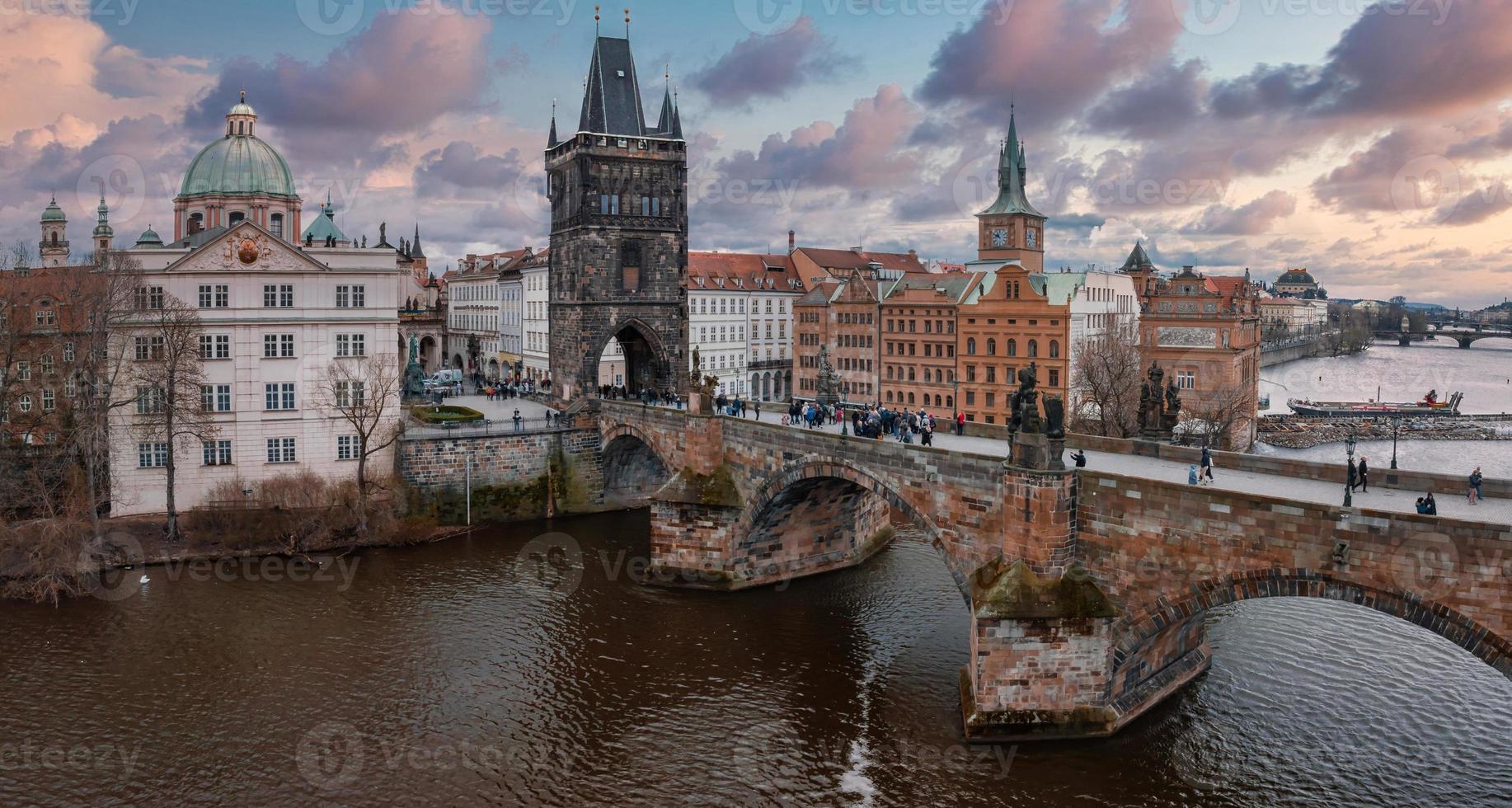panoramico primavera panoramico aereo Visualizza di il vecchio cittadina molo architettura foto