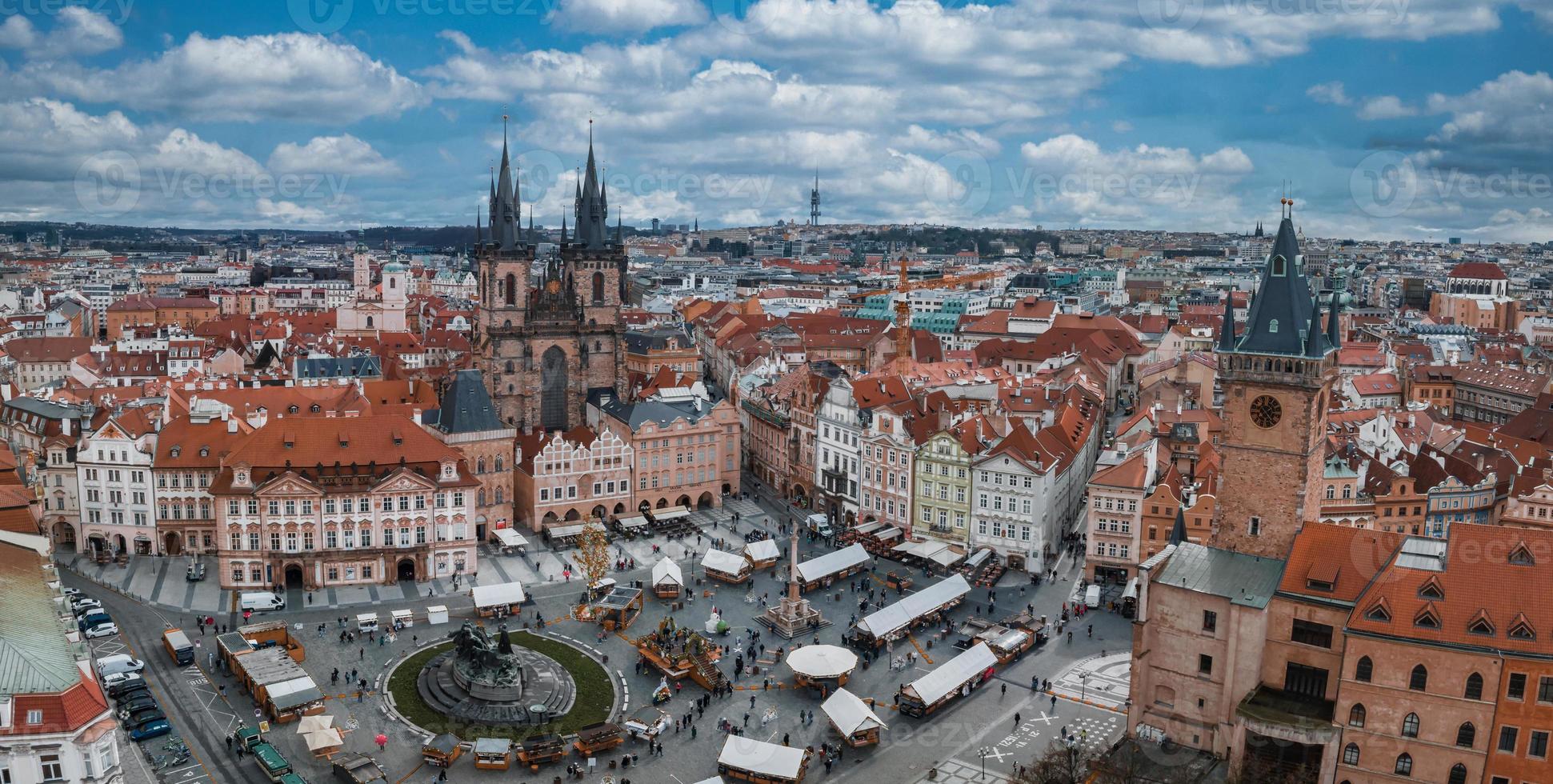 panoramico aereo Visualizza di vecchio cittadina piazza nel praga su un' bellissimo estate giorno, ceco repubblica. foto