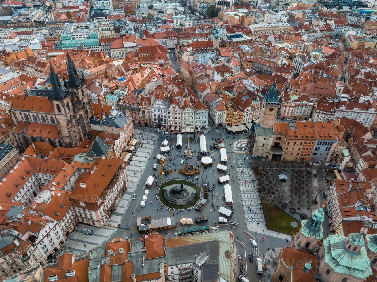 panoramico aereo Visualizza di vecchio cittadina piazza nel praga su un' bellissimo estate giorno, ceco repubblica. foto