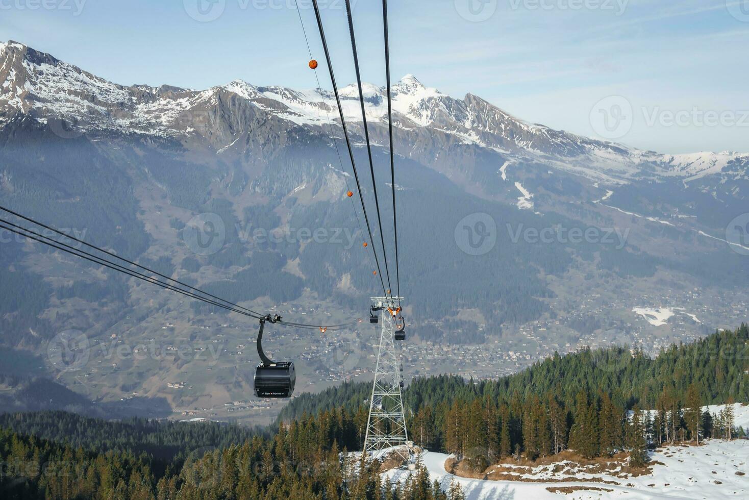 gondola sollevamento in movimento al di sopra di foresta contro bellissimo bernese montagne foto