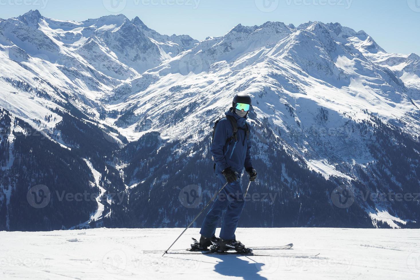 turista sciare su picco di neve coperto montagna su vacanza foto