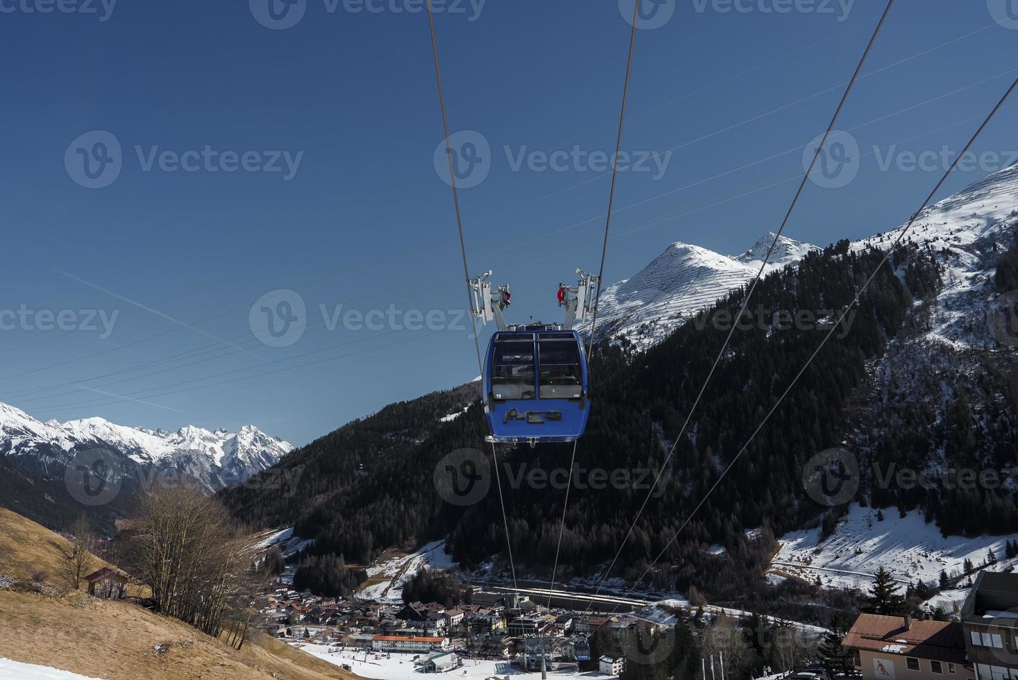 cavo auto con neve paesaggio nel sfondo foto