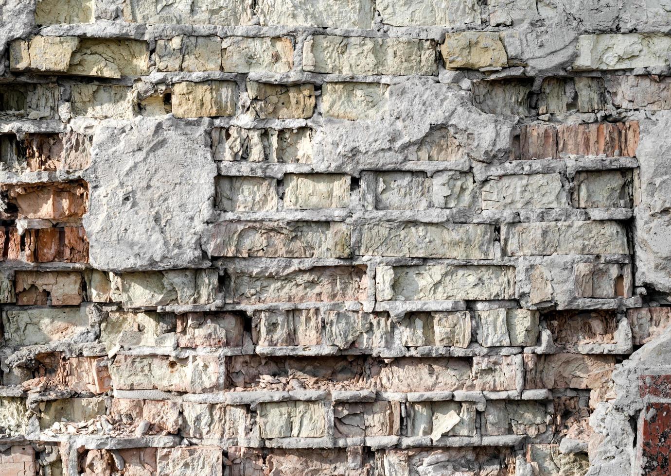 modello di struttura del vecchio muro di mattoni distrutto, sfondo dettagliato da vicino foto