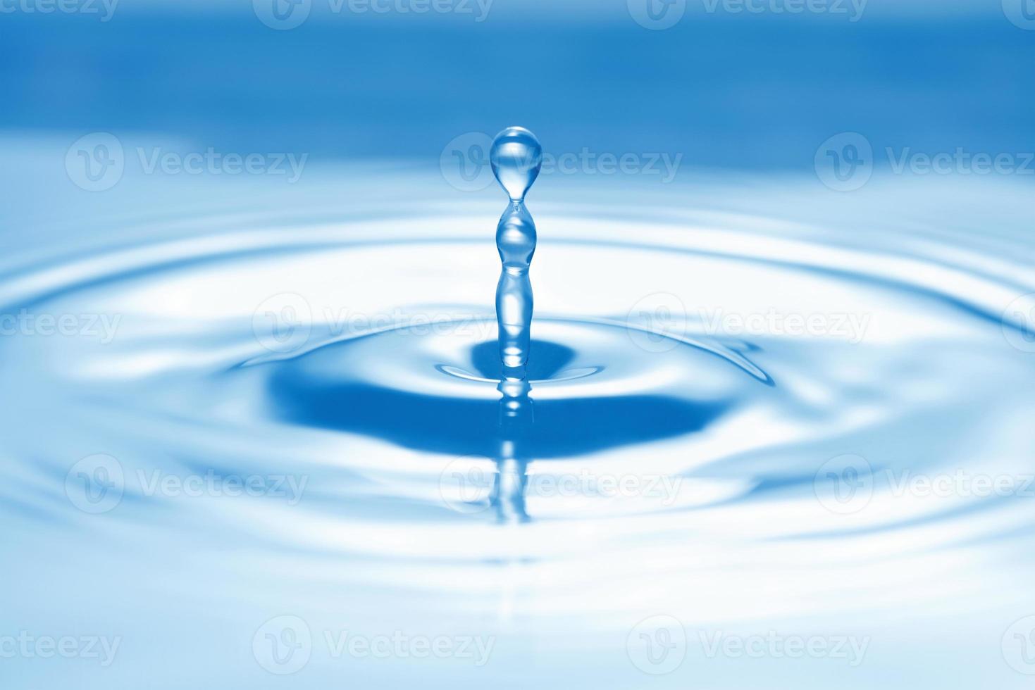 blu acqua splash isolato su sfondo bianco foto