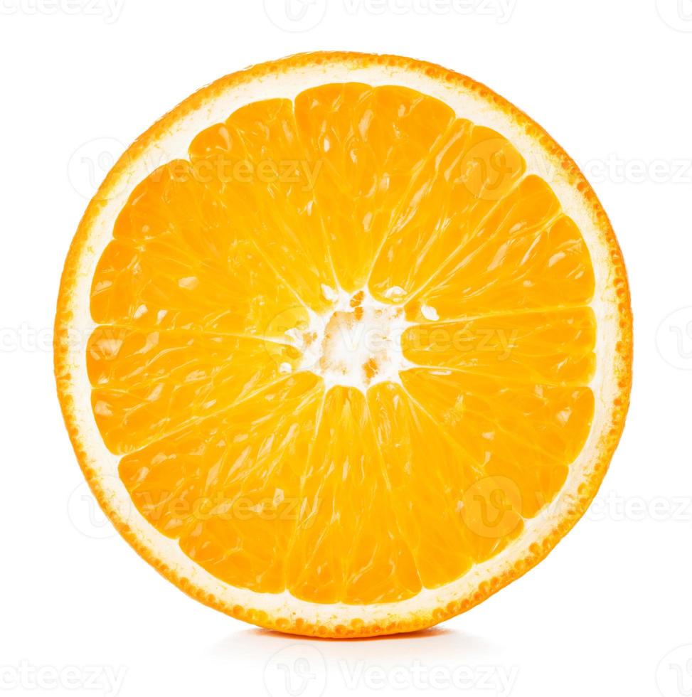 vista ravvicinata di metà di un arancio maturo isolato su sfondo bianco foto