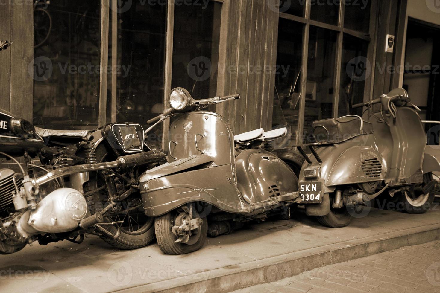 originale vecchio Vintage ▾ retrò Vintage ▾ le moto in piedi nel il Museo foto