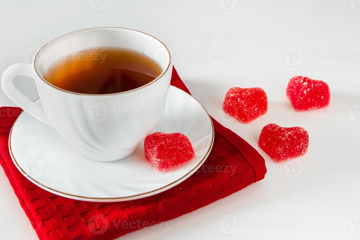 tazza bianca con tè su un tovagliolo rosso foto