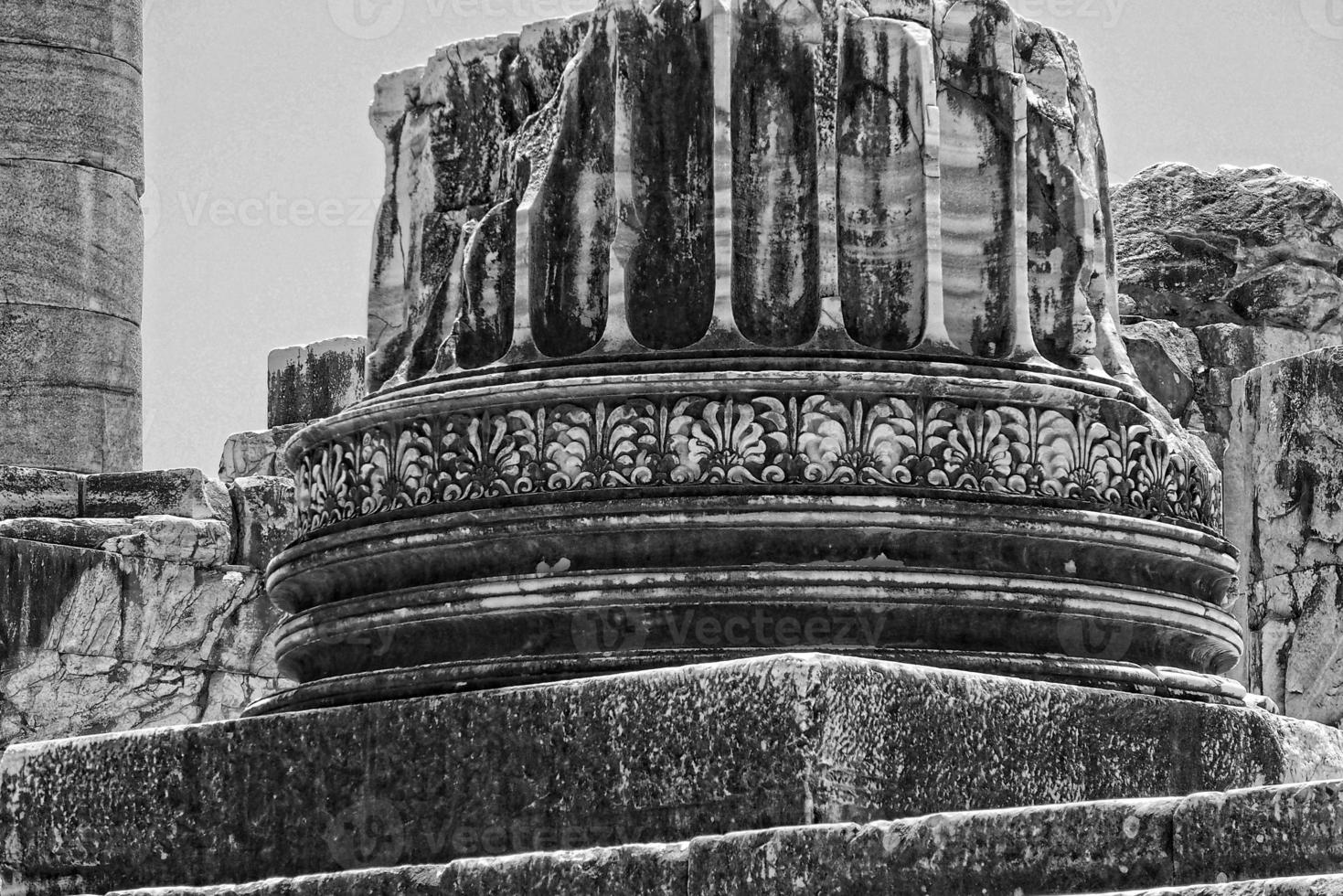 l vecchio rovine di il antico tempio di Apollo nel dim, tacchino su un' caldo estate giorno foto