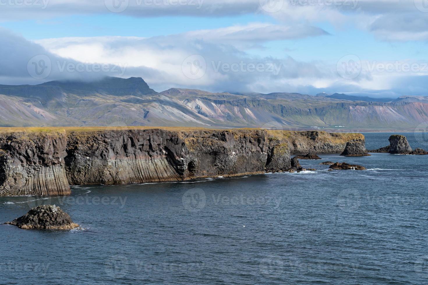 scogliera di basalto vulcanico sulla costa occidentale dell'Islanda foto