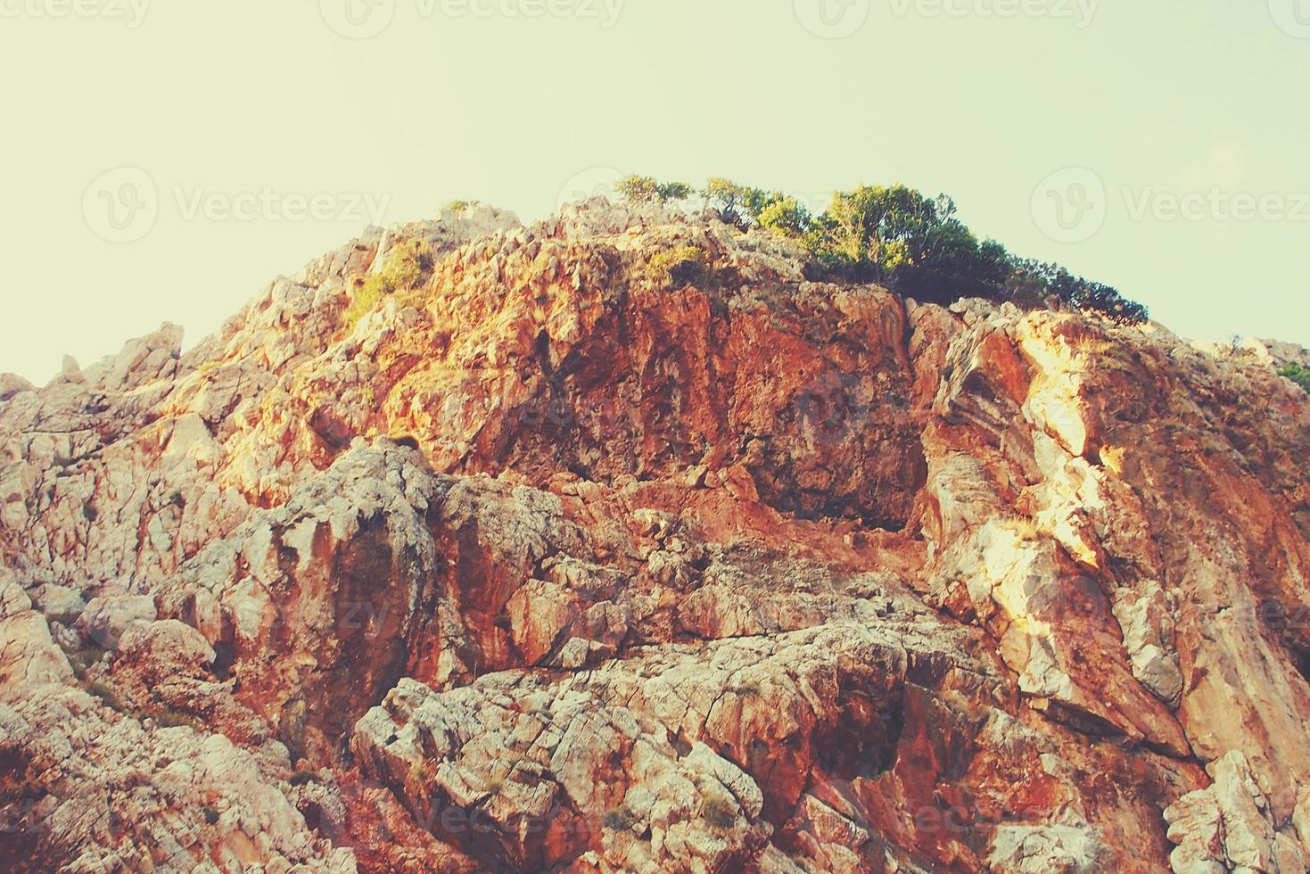 mediterraneo paesaggio e rocce nel il Turco città di alanya su un' caldo estate pomeriggio foto