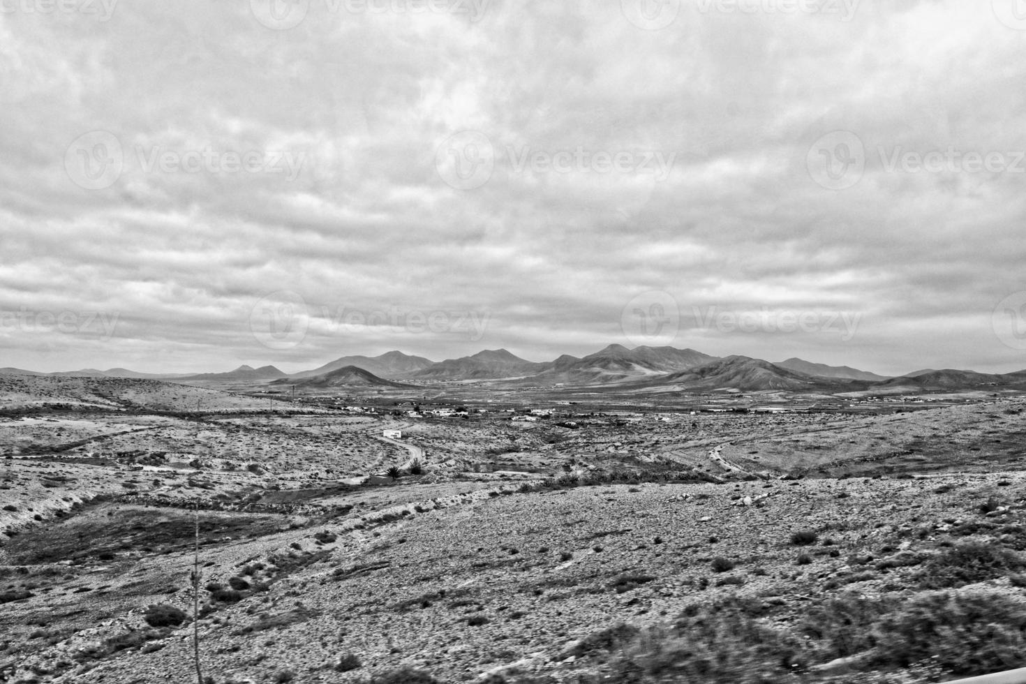 vuoto misterioso montagnoso paesaggio a partire dal il centro di il canarino isola spagnolo Fuerteventura con un' nuvoloso cielo foto