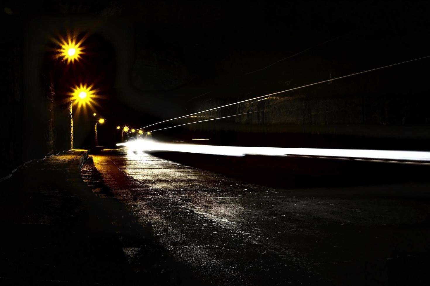 tunnel buio con scie luminose foto