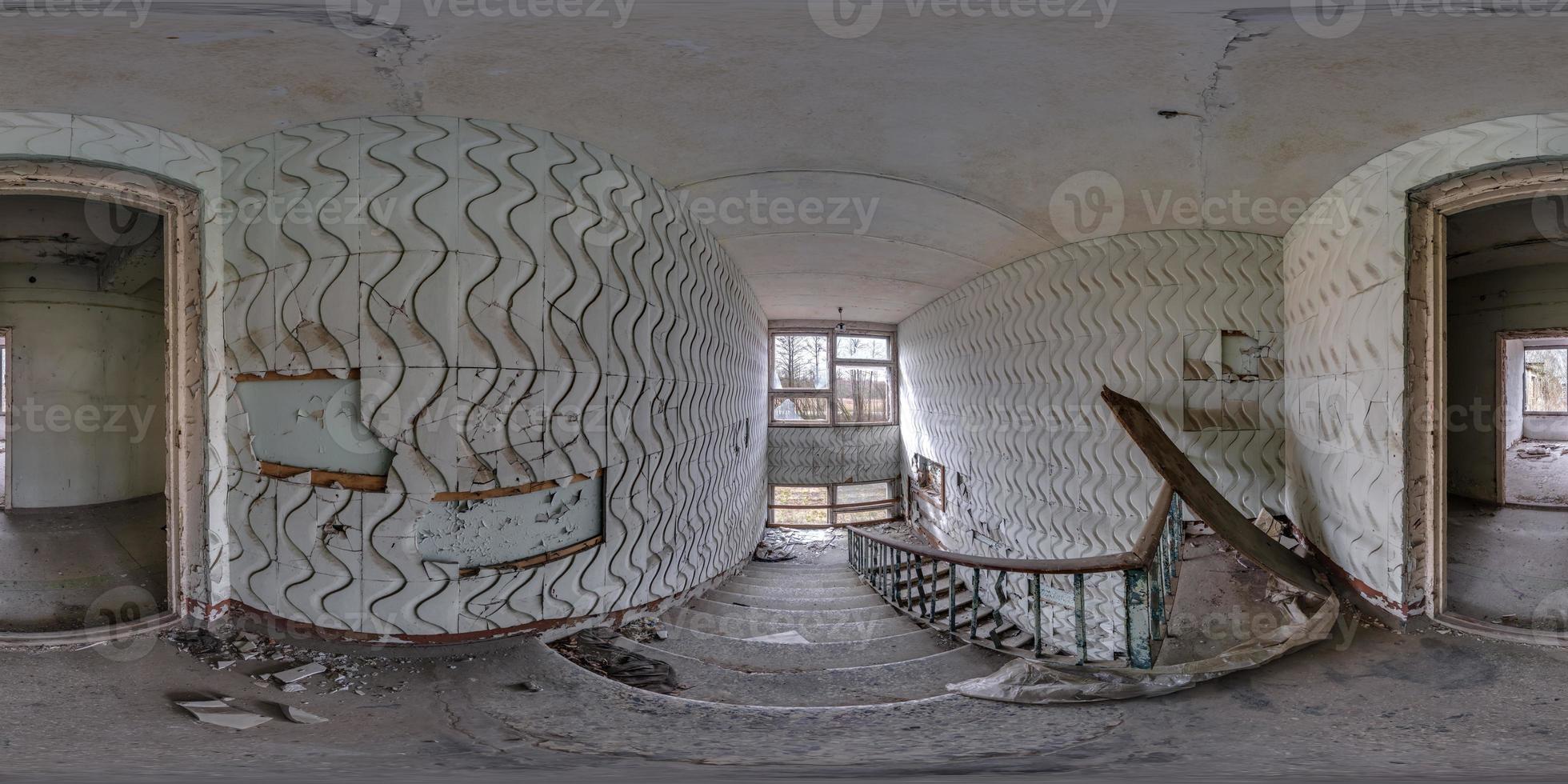 pieno hdri 360 panorama nel vuoto sporco camera nel abbandonato edificio danneggiato di esplosione nel Ingresso con vecchio scala nel sferico equirettangolare proiezione, pronto ar vr virtuale la realtà soddisfare foto