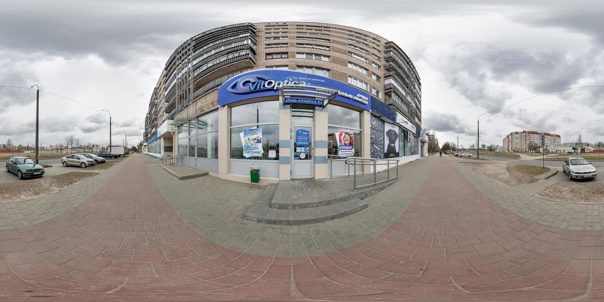 pieno senza soluzione di continuità sferico hdri panorama 360 Visualizza su incrocio stradale strada vicino multipiano edificio la zona di urbano sviluppo nel equirettangolare proiezione, ar vr soddisfare foto