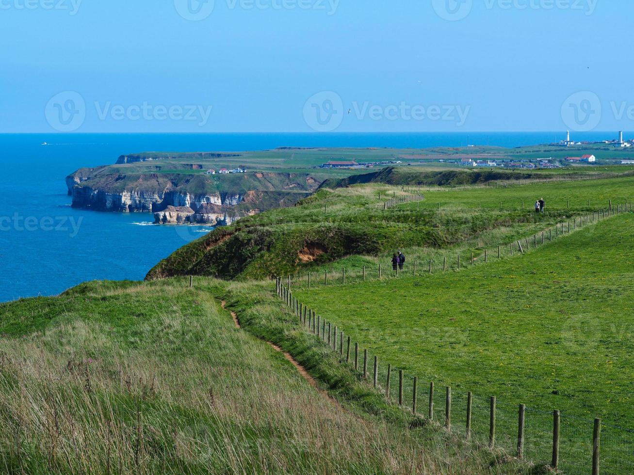 Sentiero costiero a Bempton Cliffs, East Yorkshire, Inghilterra foto