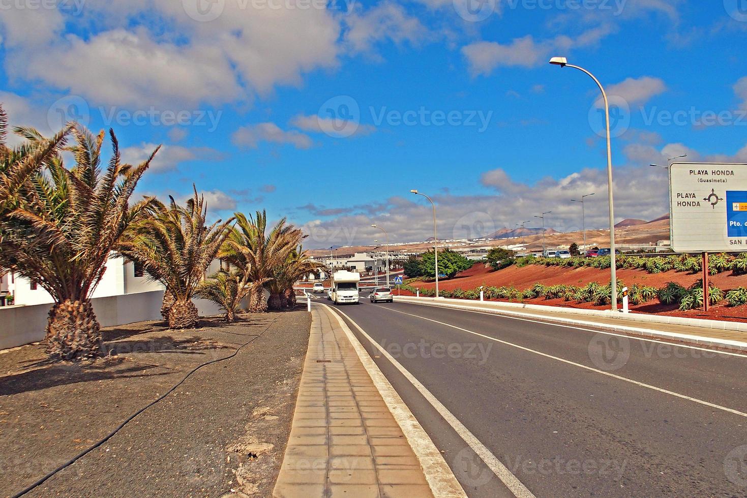 scenario con il della città caratteristica bianca edifici a partire dal il spagnolo isola di Lanzarote su un' caldo estate giorno foto