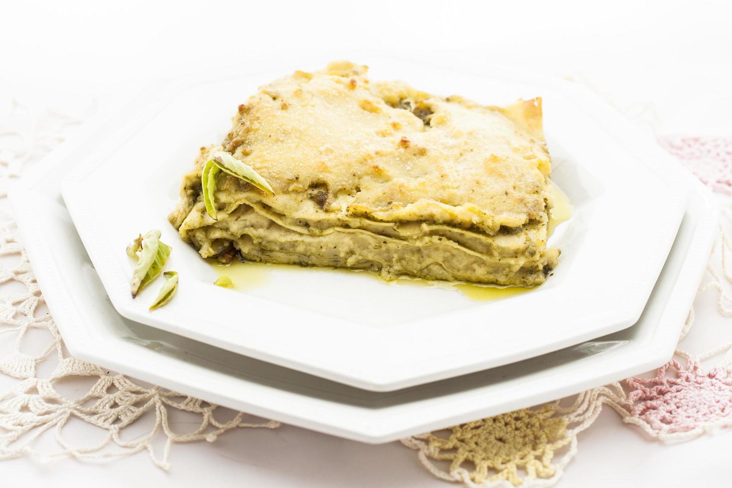 Lasagne al pesto su un piatto foto