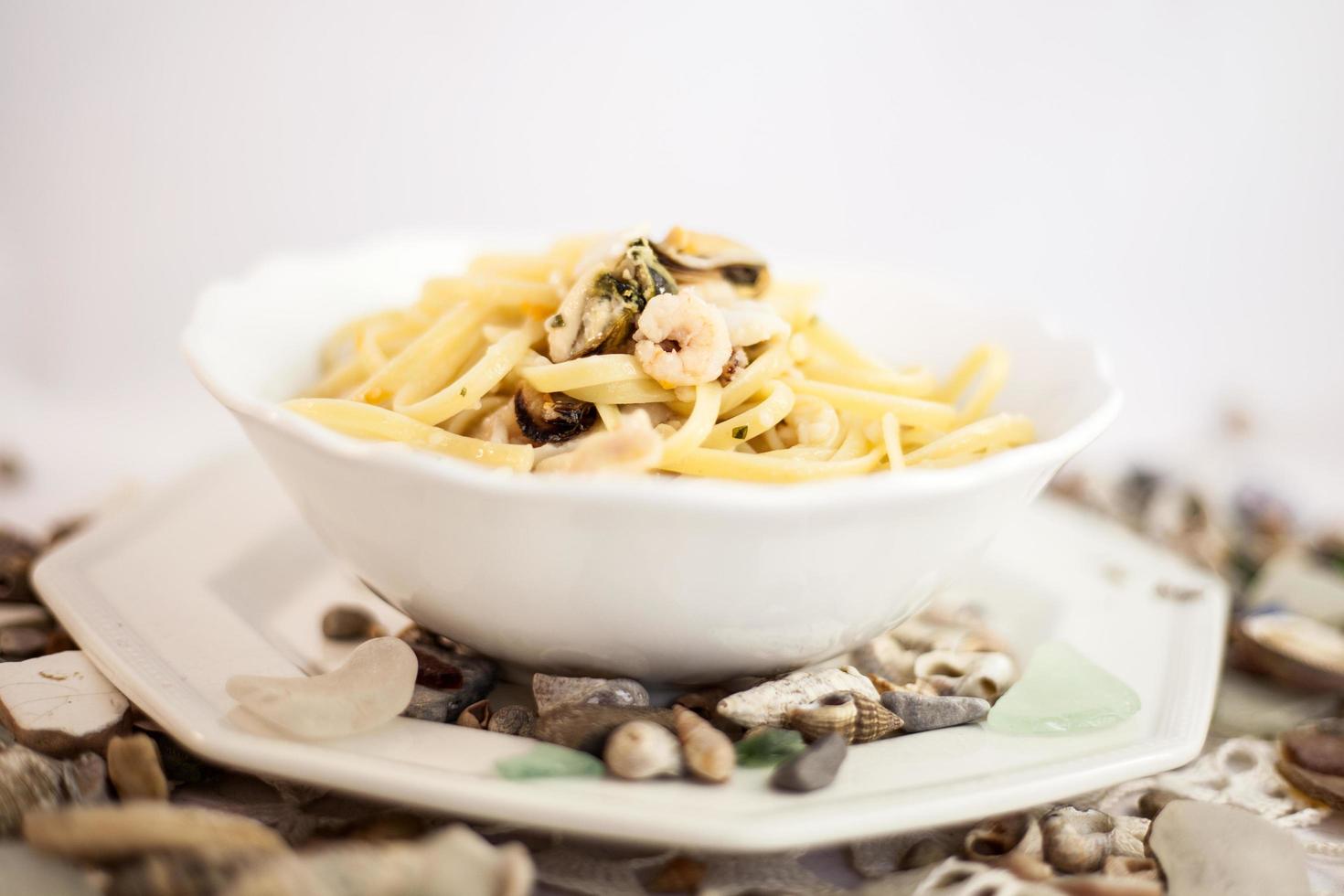 pasta ai frutti di mare in una ciotola foto