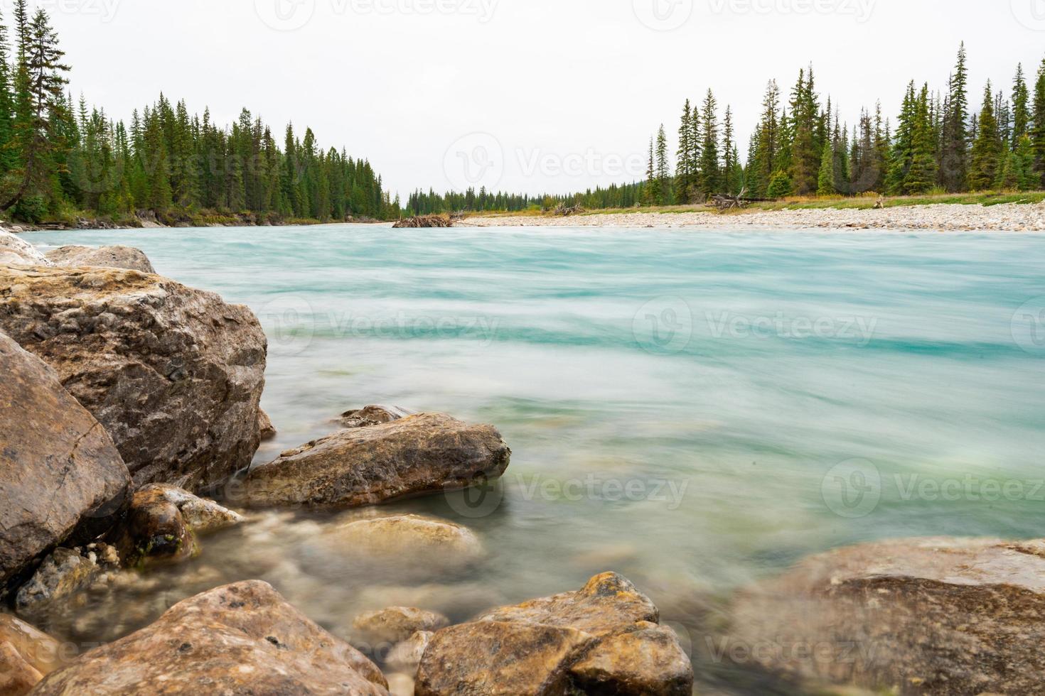 lunatico fiume nel Banff nazionale parco, Canada con sbalorditivo turchese acqua foto