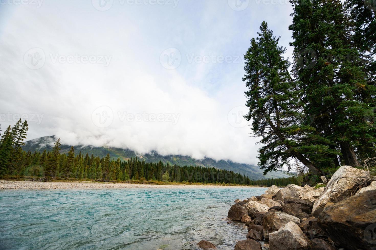 lunatico fiume nel Banff nazionale parco, Canada con sbalorditivo turchese acqua foto