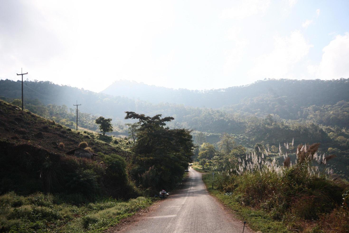 vita di collina tribù agricoltori e auto parcheggio accanto nazione strada su il montagna nel Tailandia foto