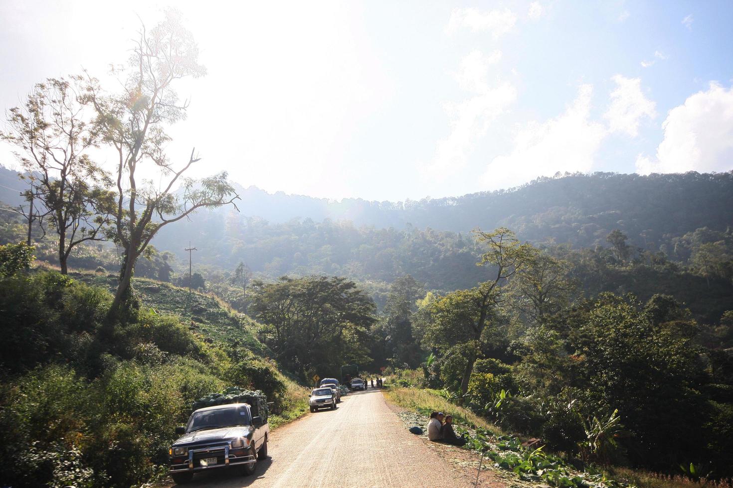 vita di collina tribù agricoltori e auto parcheggio accanto nazione strada su il montagna nel Tailandia foto