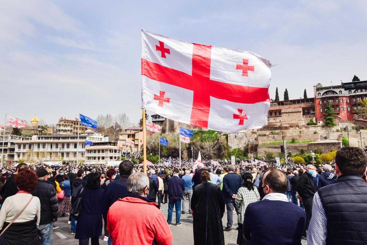 Tbilisi, Georgia - 9 aprile 2021, persone che tengono la bandiera georgiana in strada in segno di protesta pacifica. foto