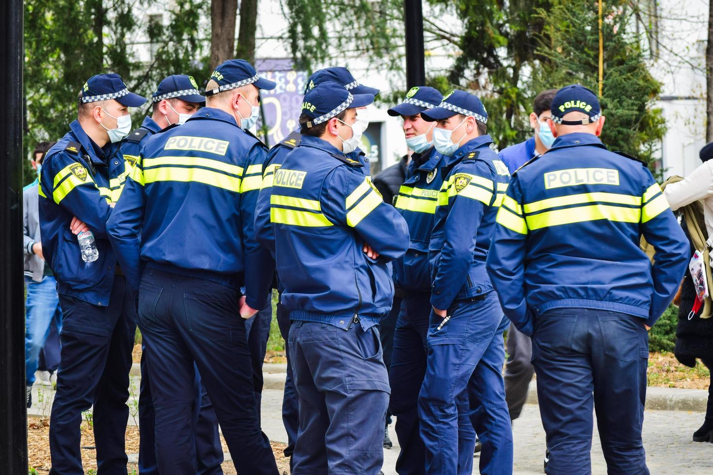 tbilisi, georgia - 9 aprile 2021, gruppo di agenti di polizia georgiani. foto