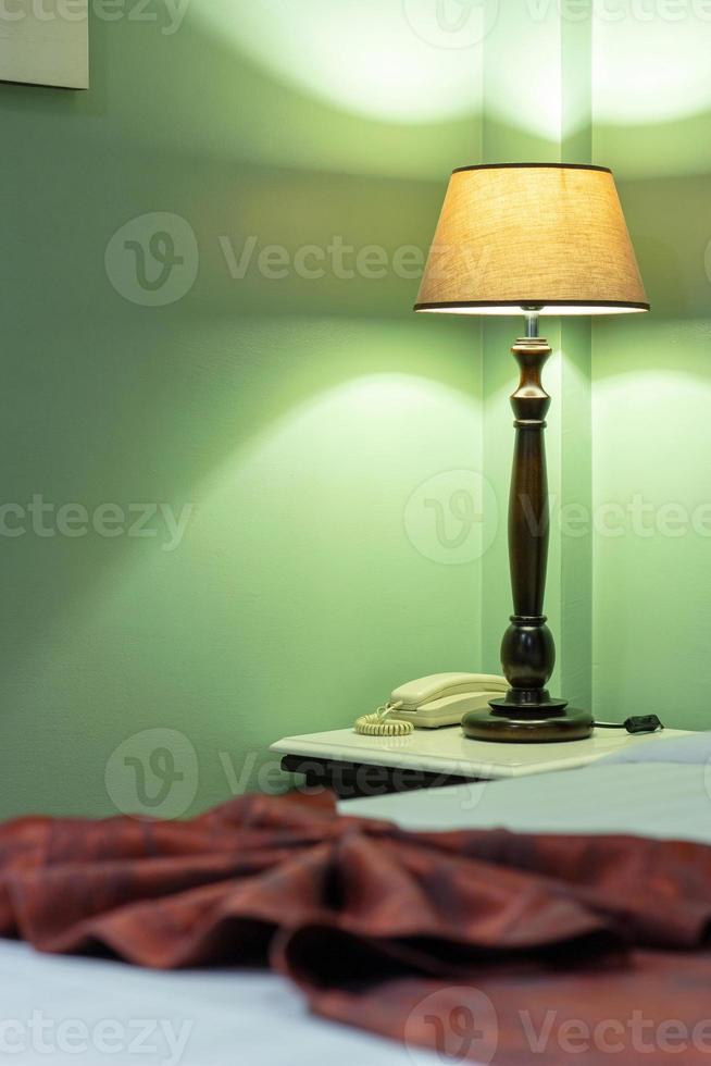 Camera da letto interno con tavolo lampada foto