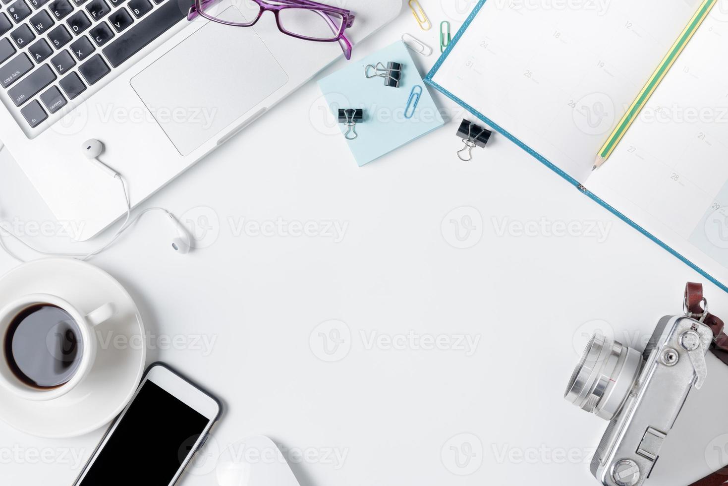 moderno bianca ufficio scrivania tavolo con il computer portatile foto