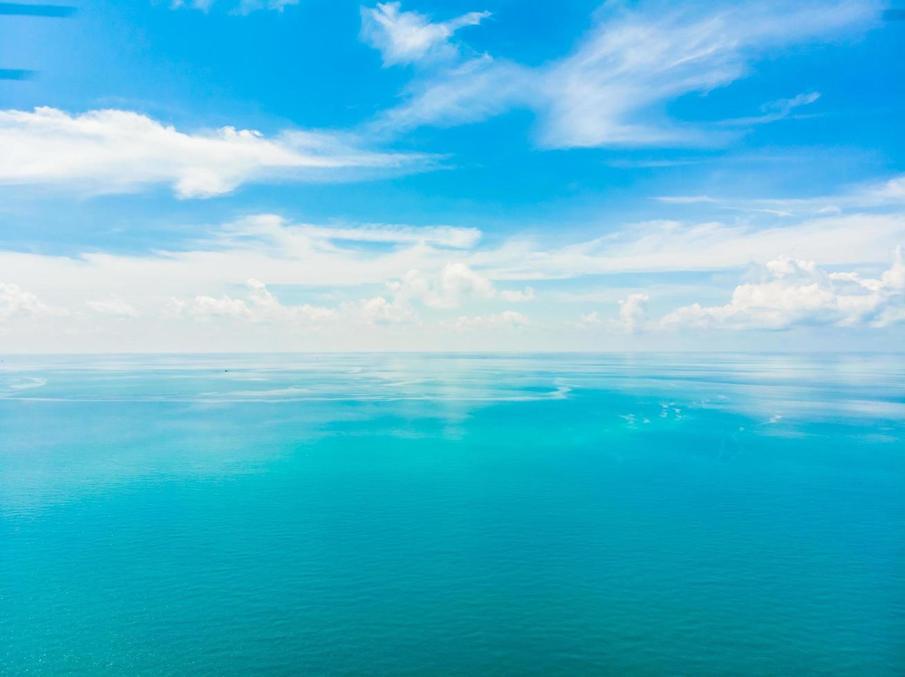 vista aerea della bella nuvola bianca sul cielo blu con mare e oceano foto