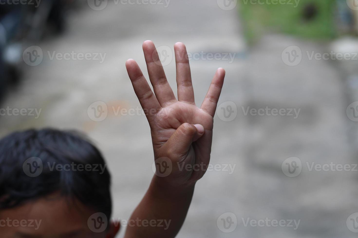 foto di mano agitando al di fuori il strada