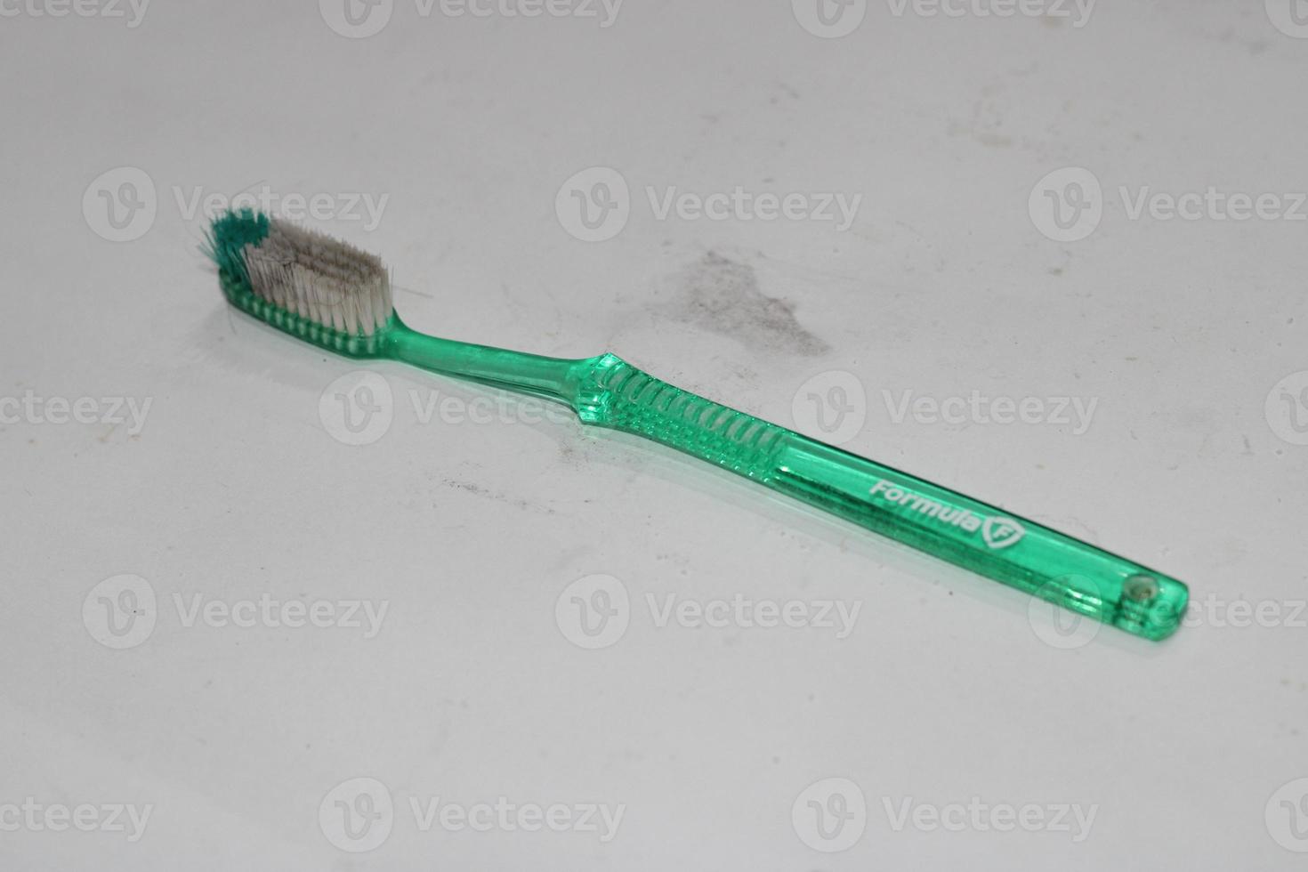 foto di un' leggero verde spazzolino