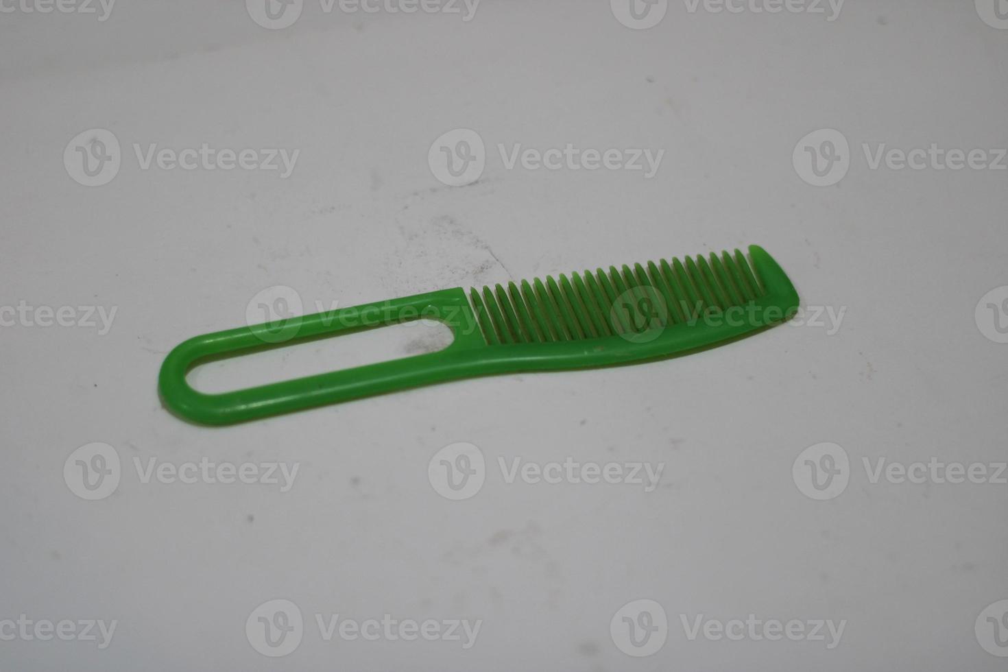 foto di un' verde capelli pettine fatto di plastica con un' bianca sfondo