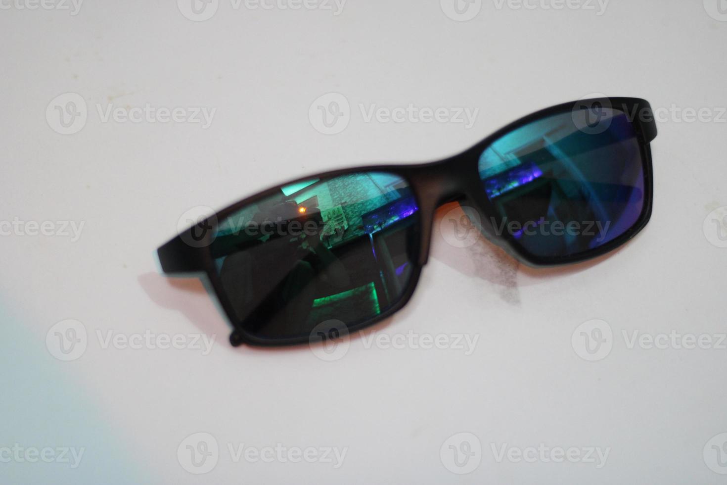 foto di moderno occhiali da sole con bianca sfondo