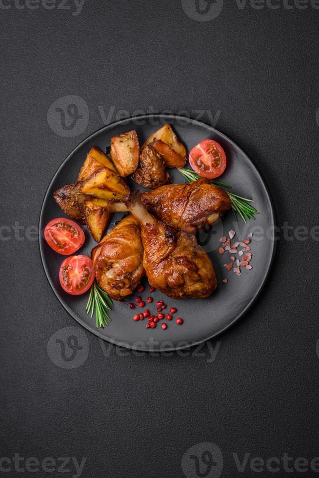 delizioso grigliato pollo gambe con spezie e erbe aromatiche nel teriyaki salsa foto